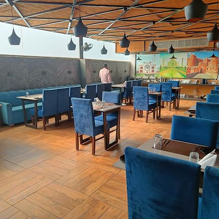 400кв.м 21, 21 баня Къща в Tajganj Hotel Агра Екстериор снимка