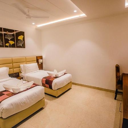 400кв.м 21, 21 баня Къща в Tajganj Hotel Агра Екстериор снимка