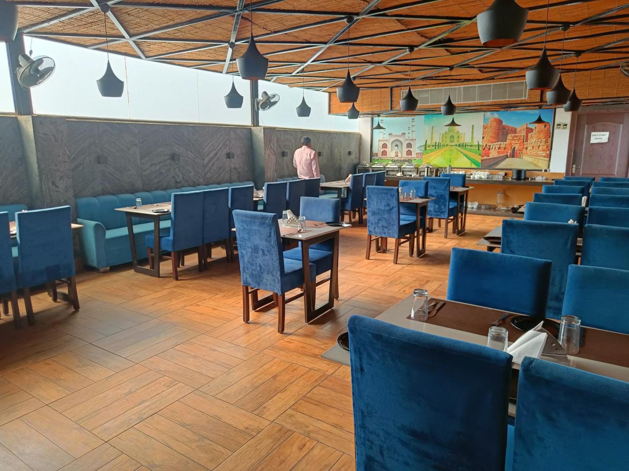 400кв.м 21, 21 баня Къща в Tajganj Hotel Агра Екстериор снимка