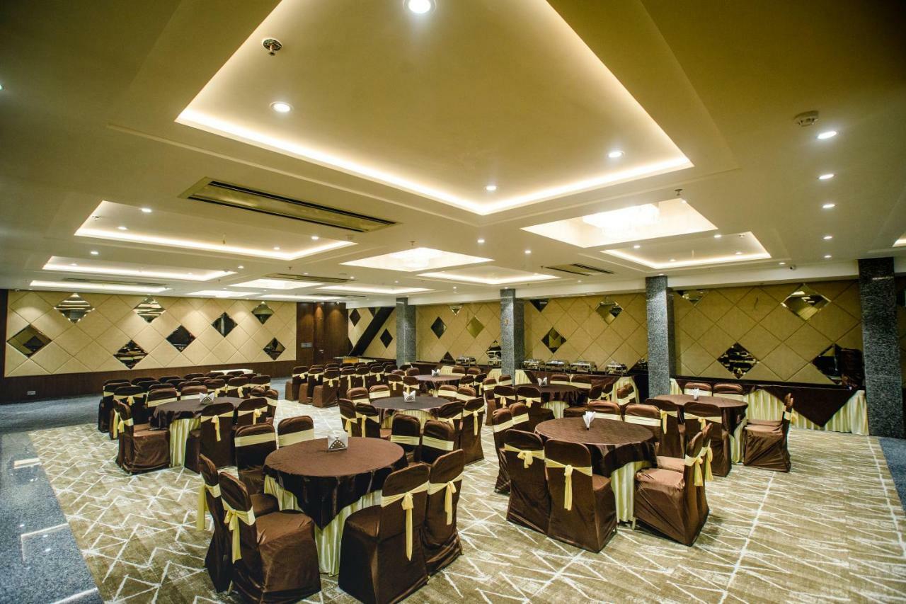 400кв.м 21, 21 баня Къща в Tajganj Hotel Агра Екстериор снимка