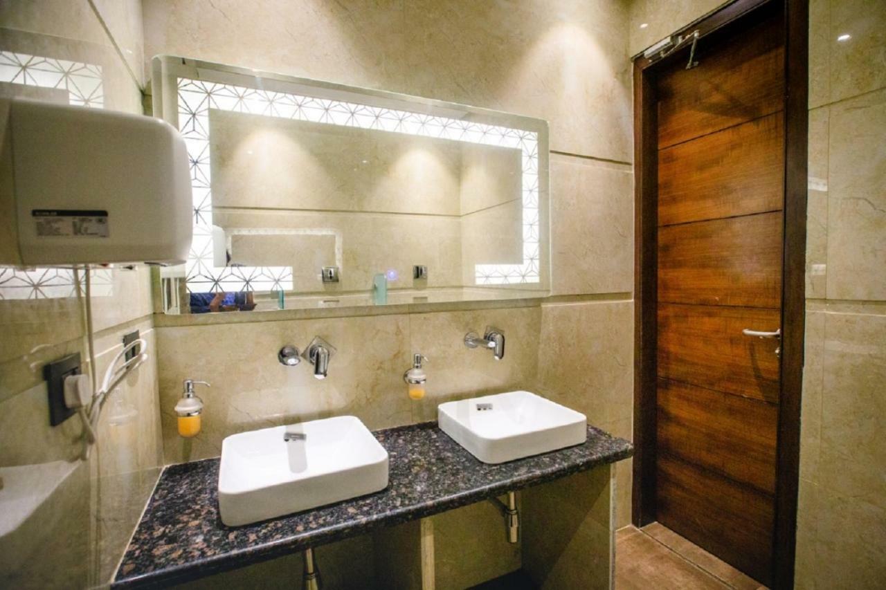 400кв.м 21, 21 баня Къща в Tajganj Hotel Агра Екстериор снимка