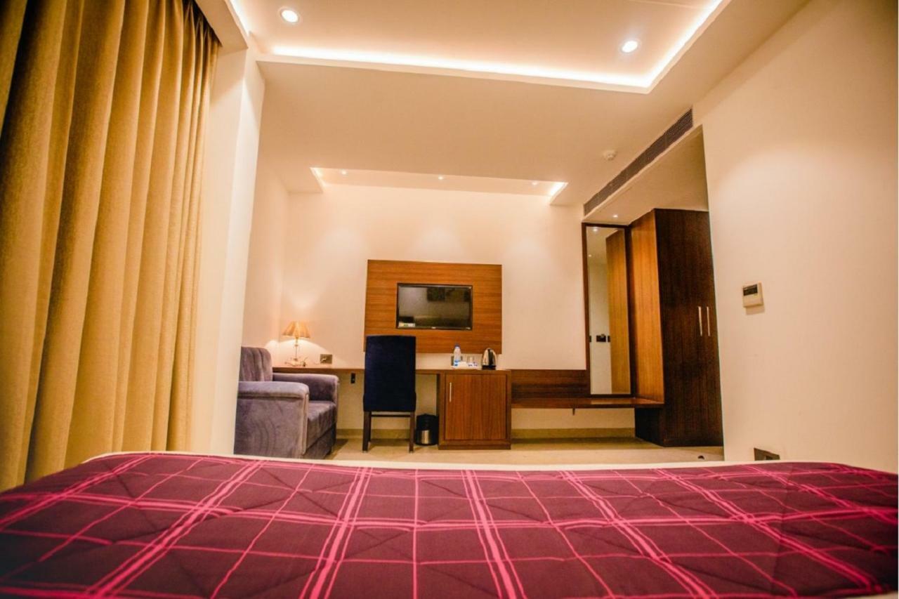400кв.м 21, 21 баня Къща в Tajganj Hotel Агра Екстериор снимка