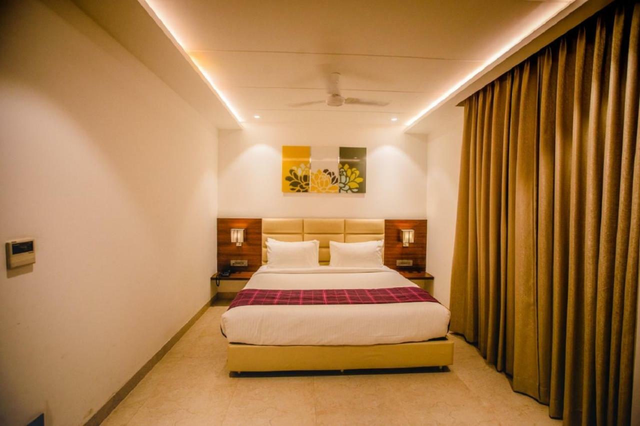 400кв.м 21, 21 баня Къща в Tajganj Hotel Агра Екстериор снимка