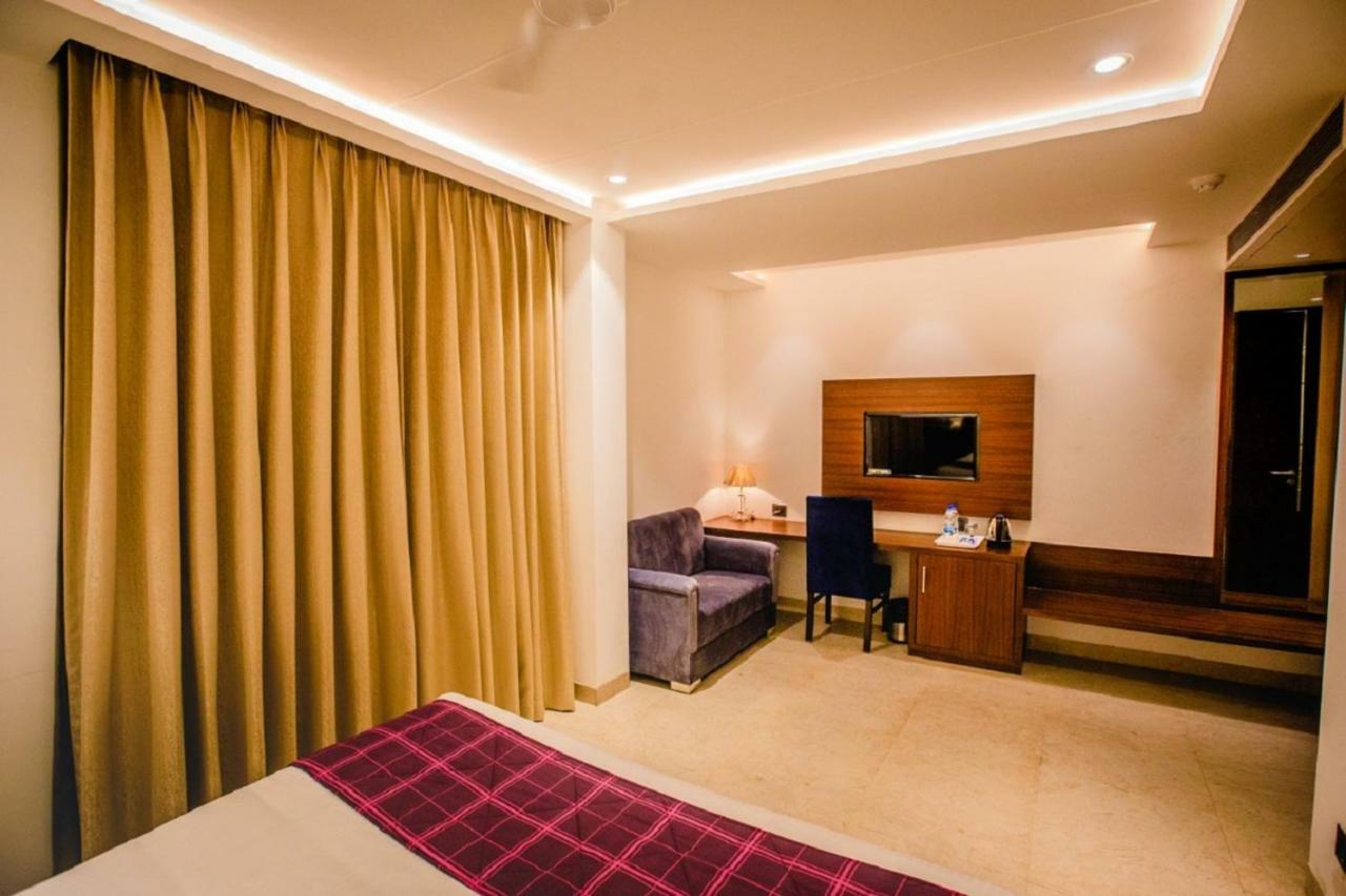400кв.м 21, 21 баня Къща в Tajganj Hotel Агра Екстериор снимка