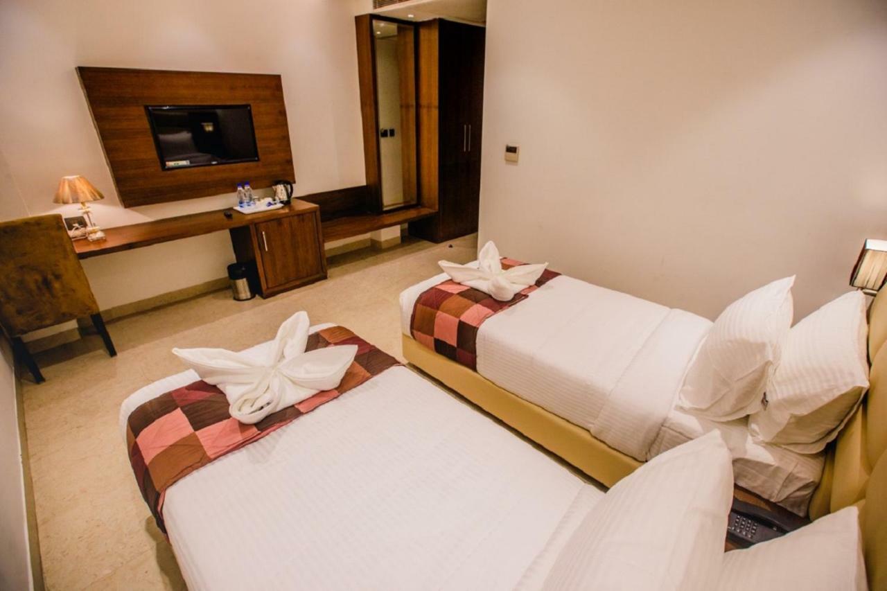 400кв.м 21, 21 баня Къща в Tajganj Hotel Агра Екстериор снимка