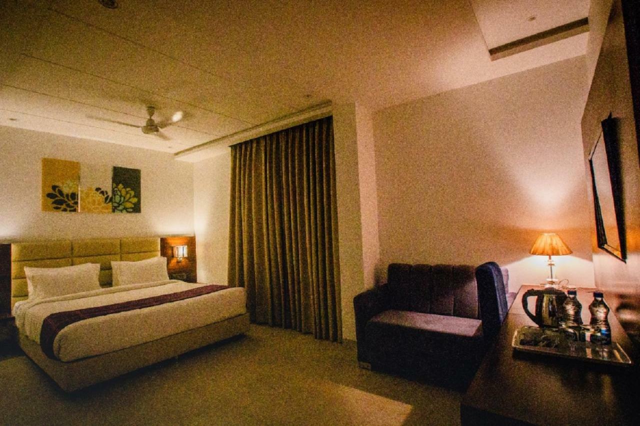400кв.м 21, 21 баня Къща в Tajganj Hotel Агра Екстериор снимка