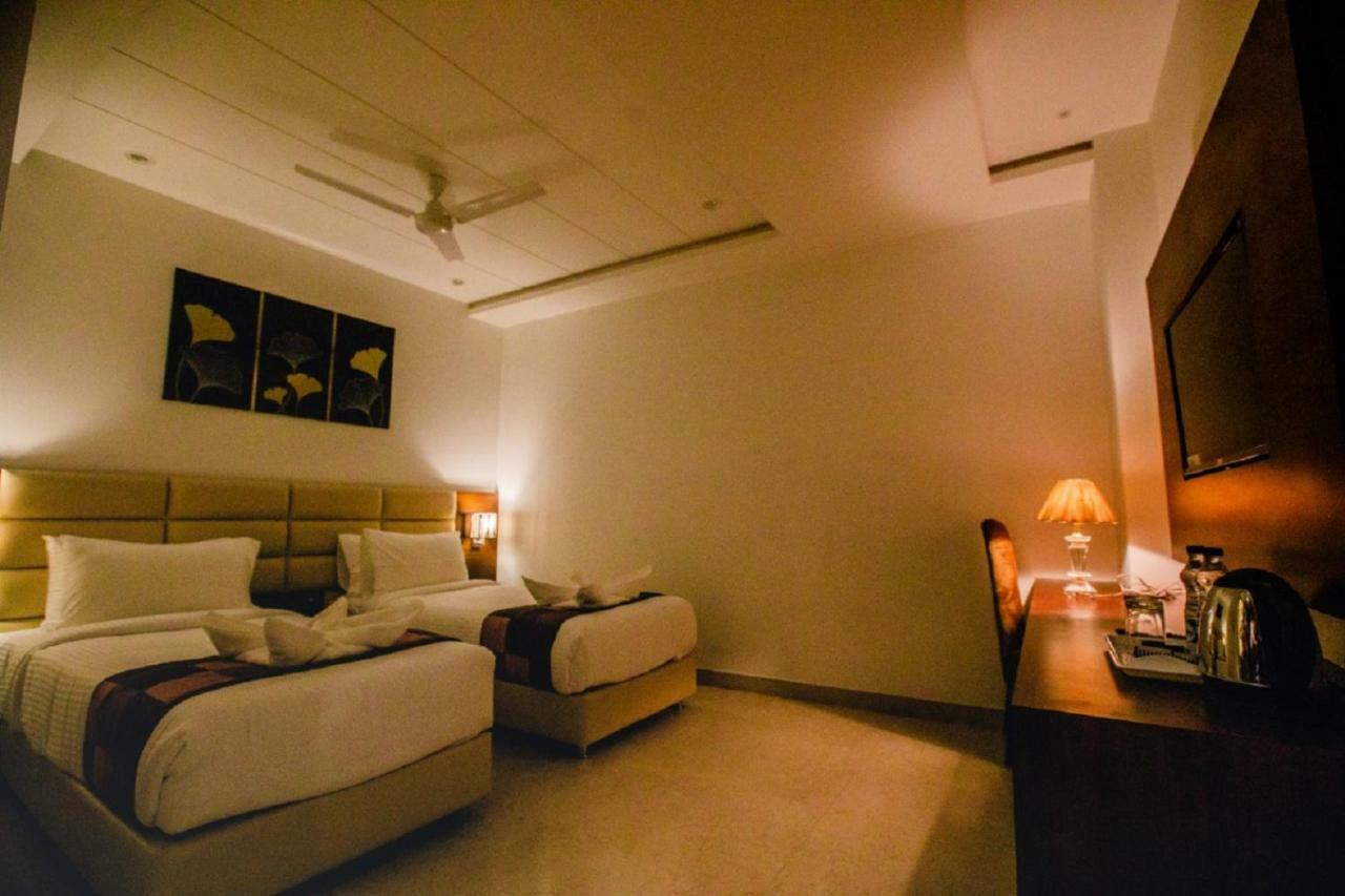 400кв.м 21, 21 баня Къща в Tajganj Hotel Агра Екстериор снимка
